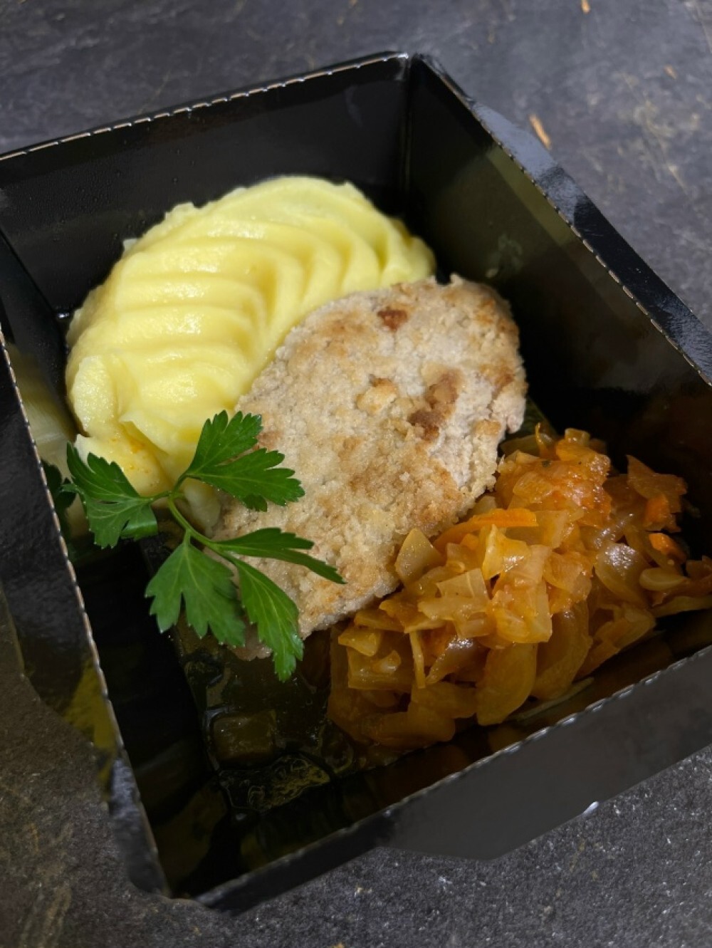 Домашняя котлета с тушеной капустой и картофельным пюре