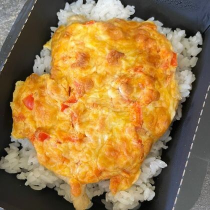 Куриное филе под овощной шапочкой с паприкой с рисом