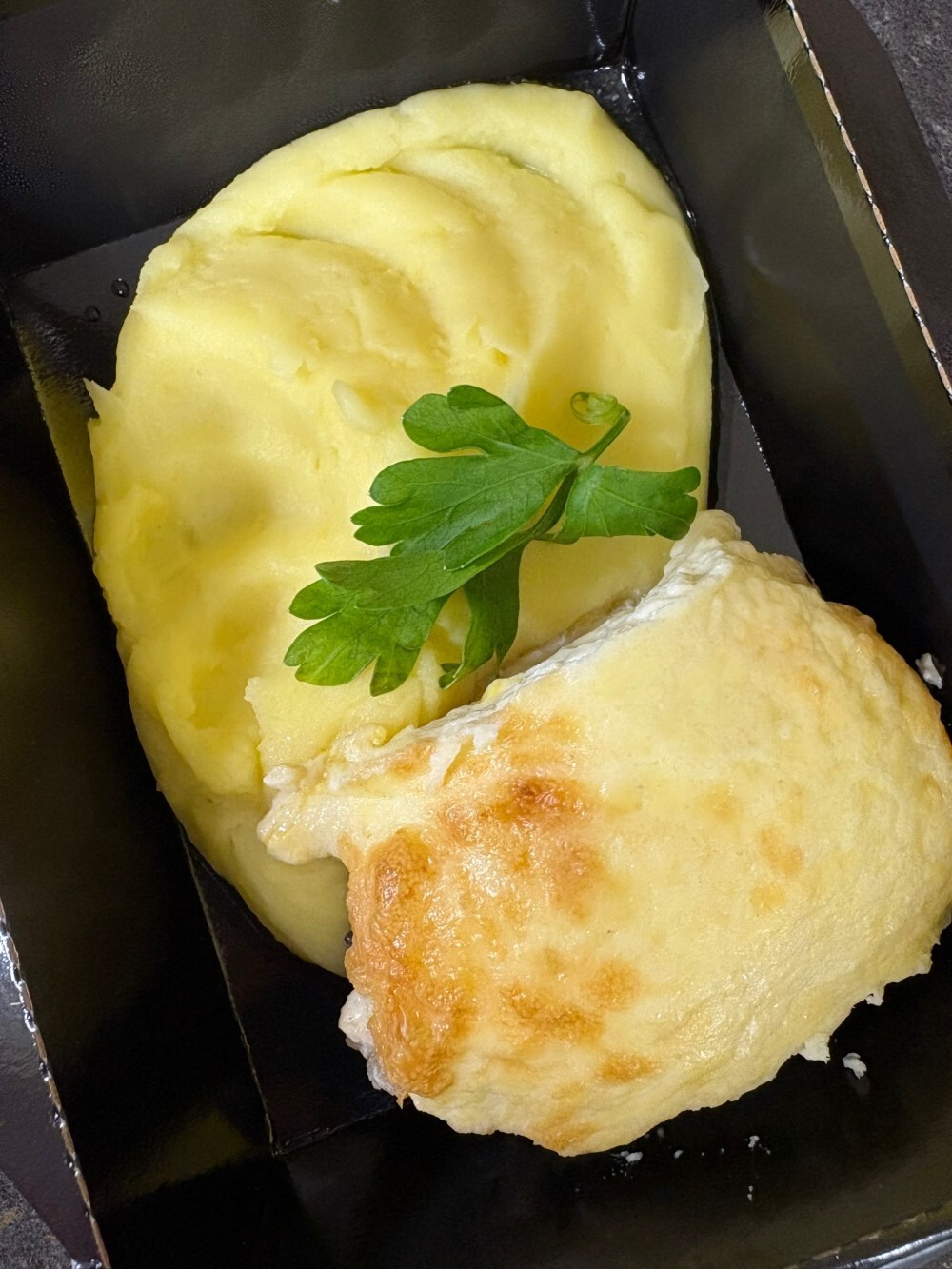 Рулет куриный с грибами под сырной шапочкой с пюре