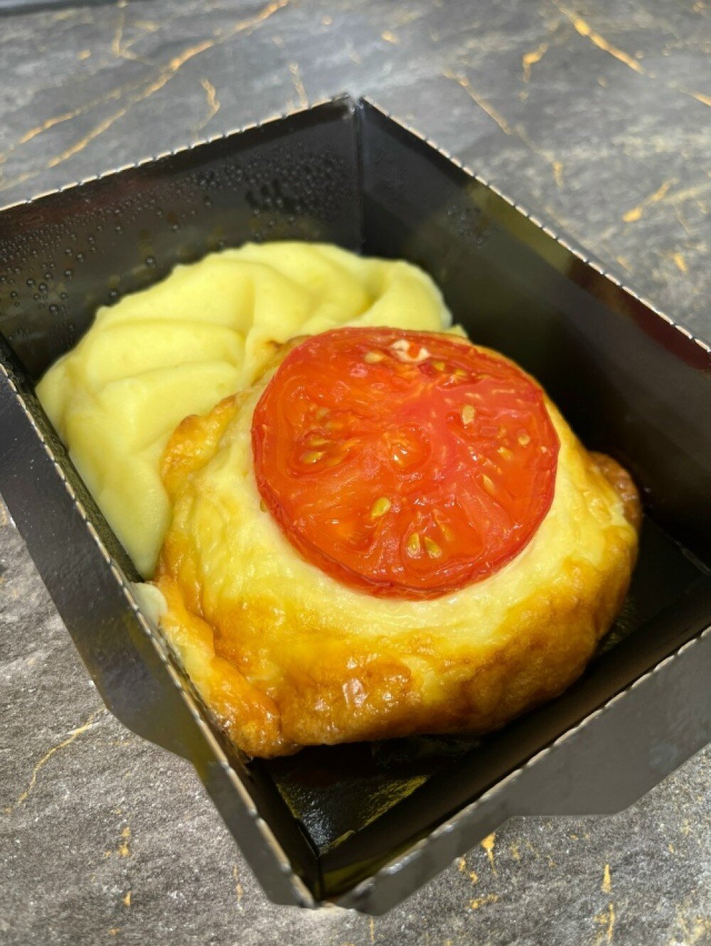 Домашняя котлета под сырной шапочкой с помидором и пюре