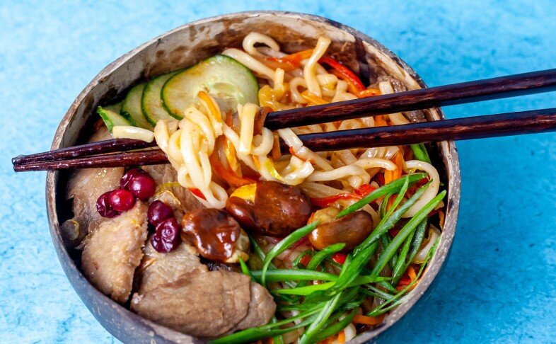 Лапша удон со свининой по-тайски