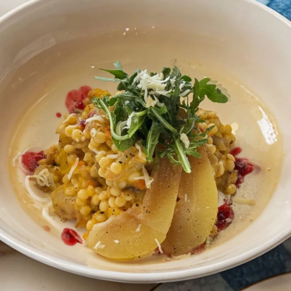 Рваная утка с пастой птитим, тыквой и печеной грушей