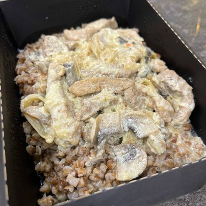 Свинина с грибами в сливочном соусе с гречей