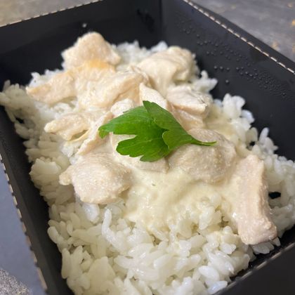 Куриное филе в сливочно -чесночном соусе с рисом