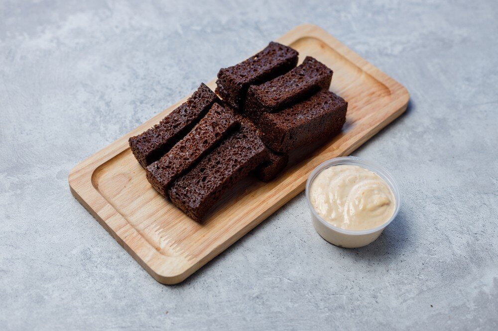 Гренки с фирменным сырным соусом