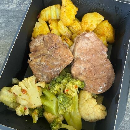 Медальоны из свинины с печеным картофелем и овощами