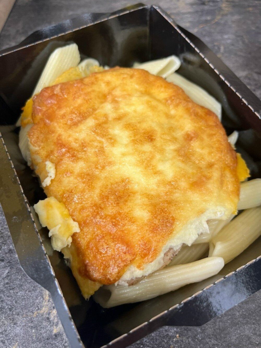 Куриное филе с ветчиной под сырной шапкой с макаронами