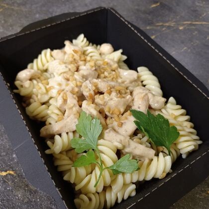 Куриное филе в сливочно-ореховом соусе с макаронами