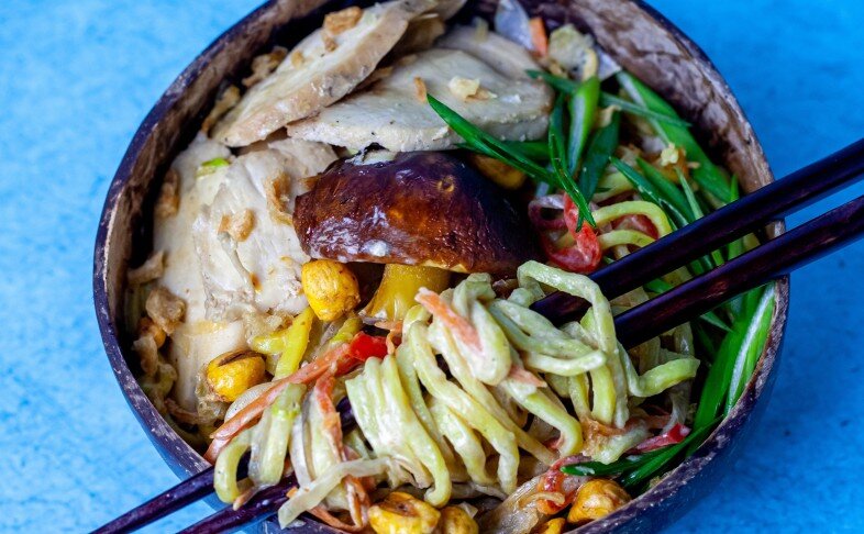 Яичная лапша с курицей и белыми грибами