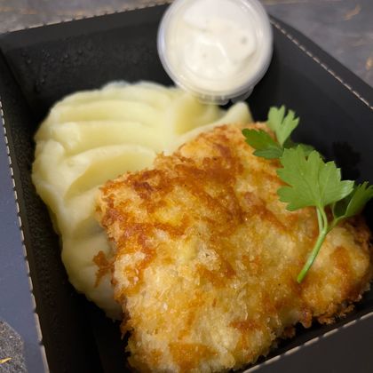 Треска в сырной панировке с пюре и чесночным соусом
