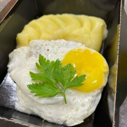 Домашняя котлета под яичницей с пюре