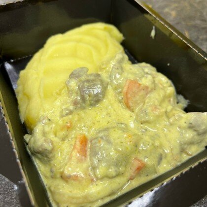 Желудочки куриные в сметанном соусе с пюре