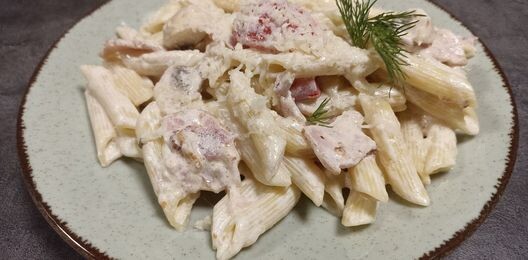 Пенне с куриной грудкой с сливочном соусе