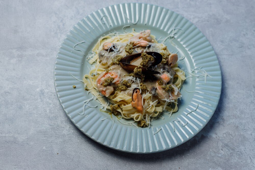 Паста песто с креветками и грибами