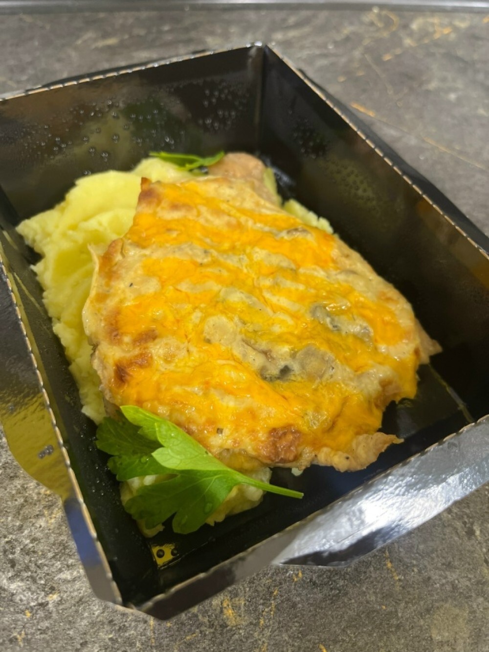 Свинина с грибами под сырной шапочкой с сырным соусом