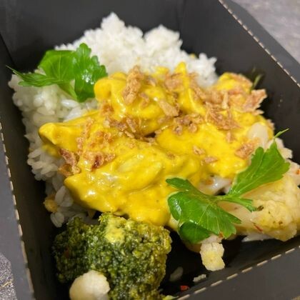 Курица карри с рисом,брокколи и цветной капустой