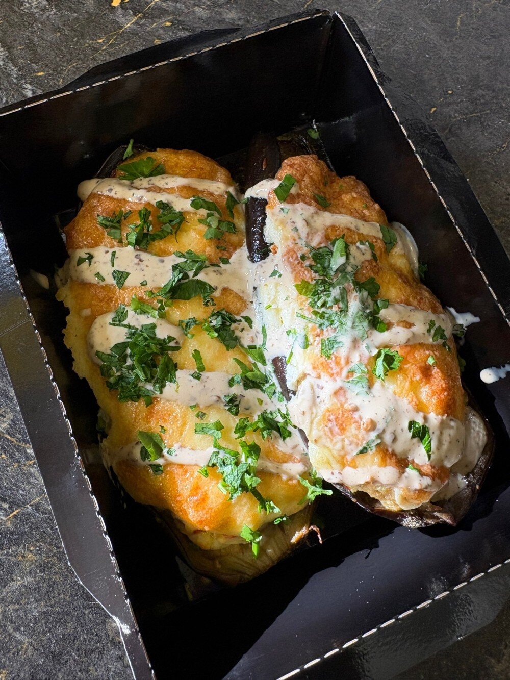 Запеченный баклажан с курицей и грибами