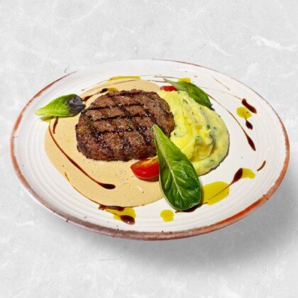 Гриль Биф в перечном соусе с картофельным пюре