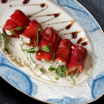 Рулетики из печеного перца с кремом фета и орехами