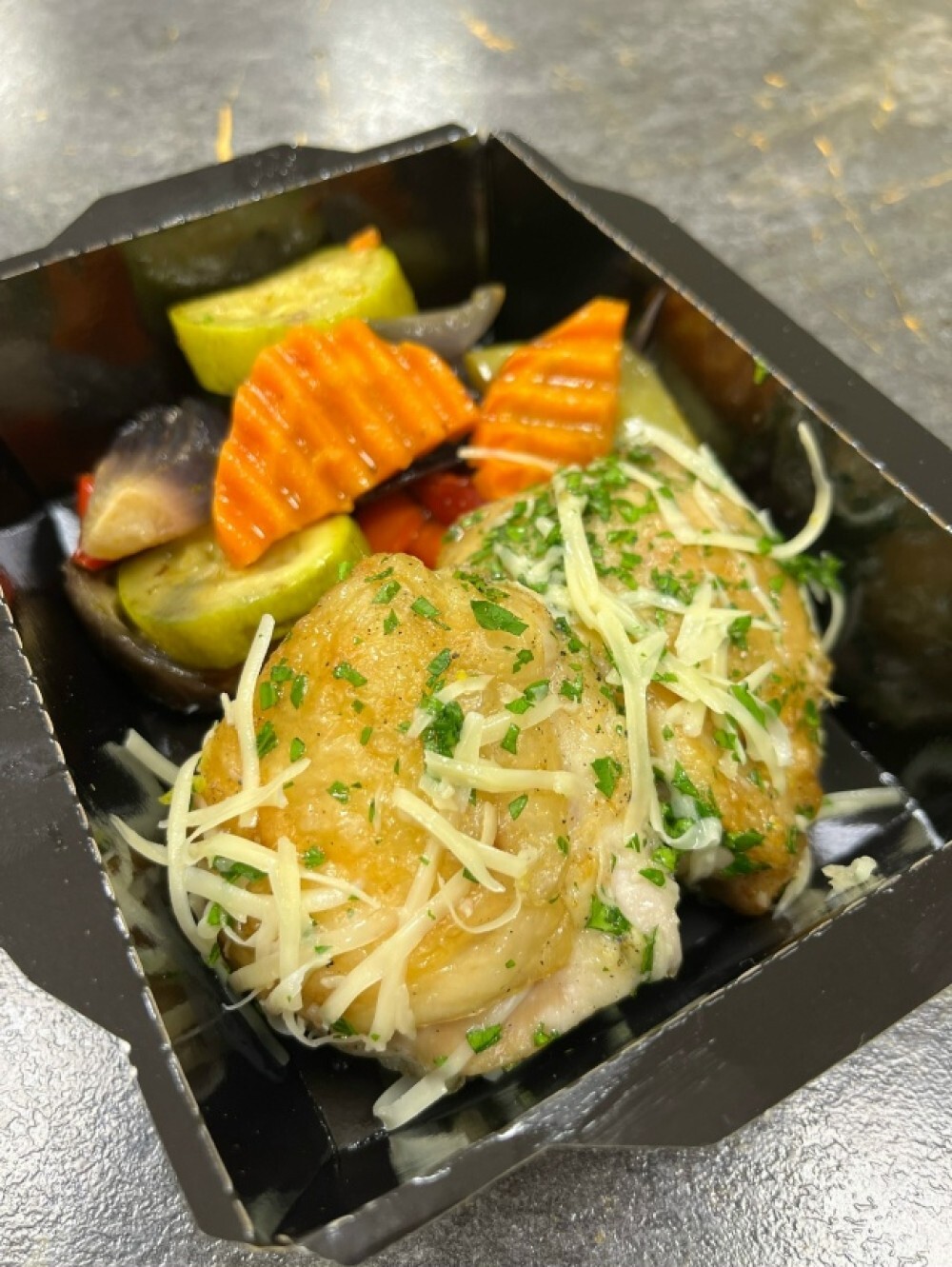 Запеченное куриное бедро с пармезаном ,лимоном и петрушкой с печеными овощами