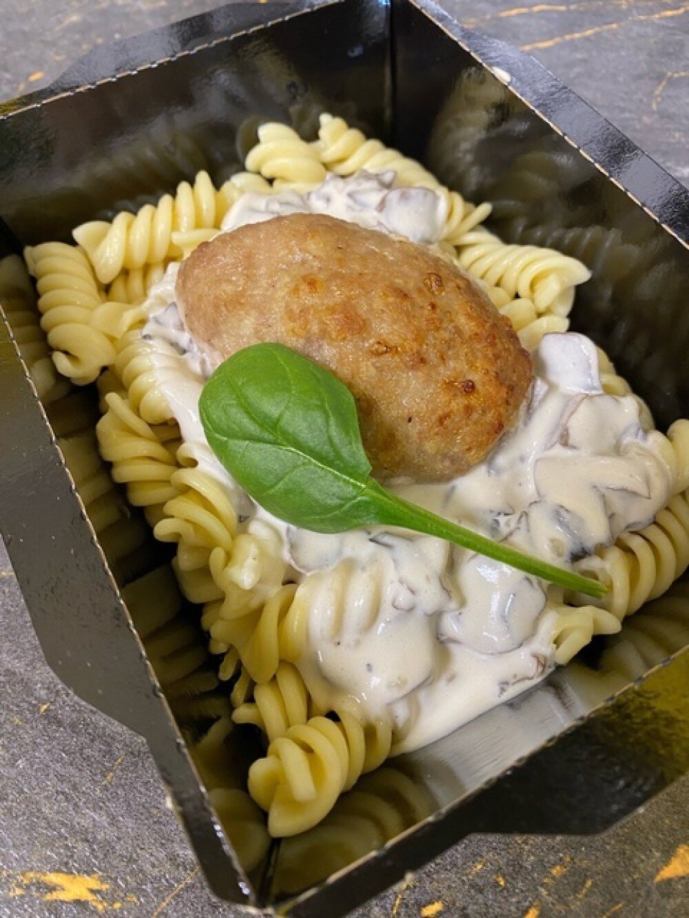 Мясная котлета с яйцом в грибном соусе с макаронами