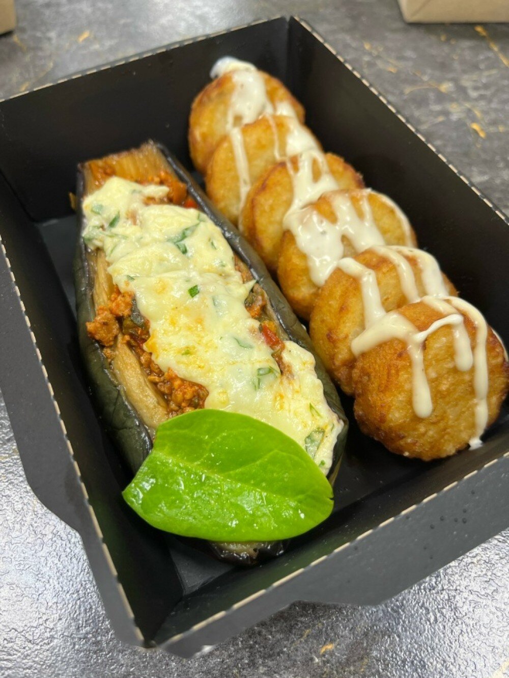 Запеченный баклажан с мясной начинкой и картофельными наггетсами