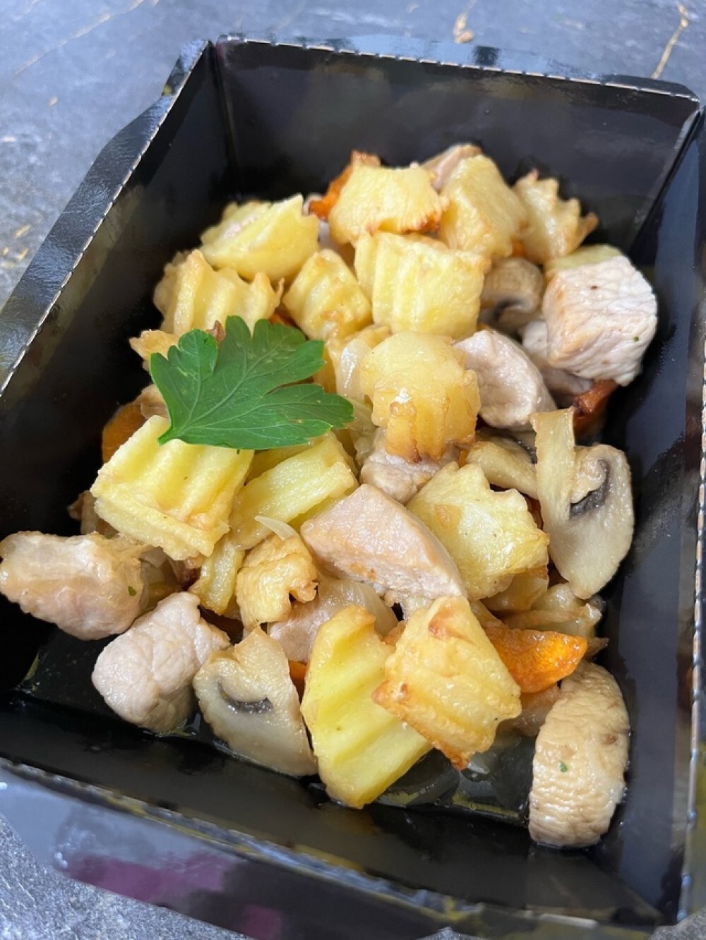Жаркое по-домашнему со свининой и грибами