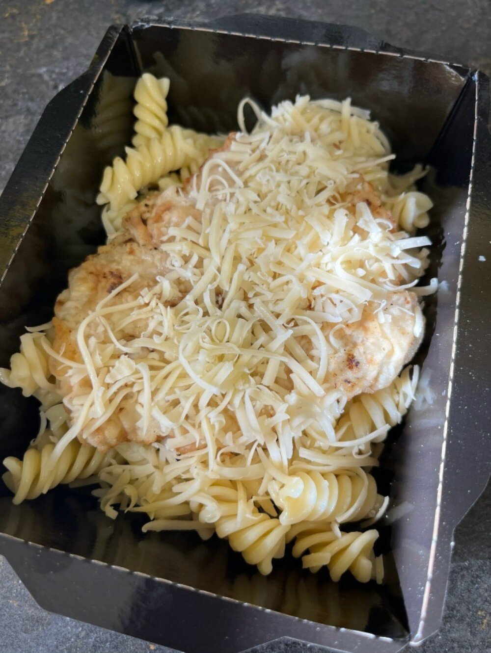 Стейк из свинины в сметанном маринаде с макаронами и сыром пармезан