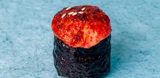 Запечённые под сырным кимчи соусом суши с ....