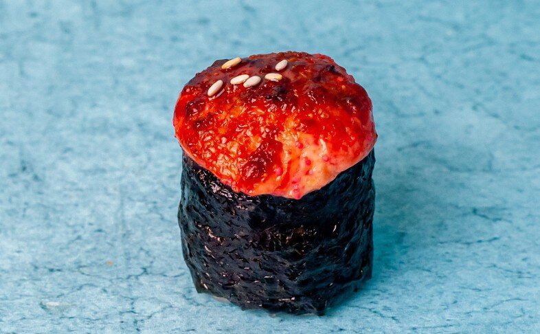 Запечённые под сырным кимчи соусом суши с ....