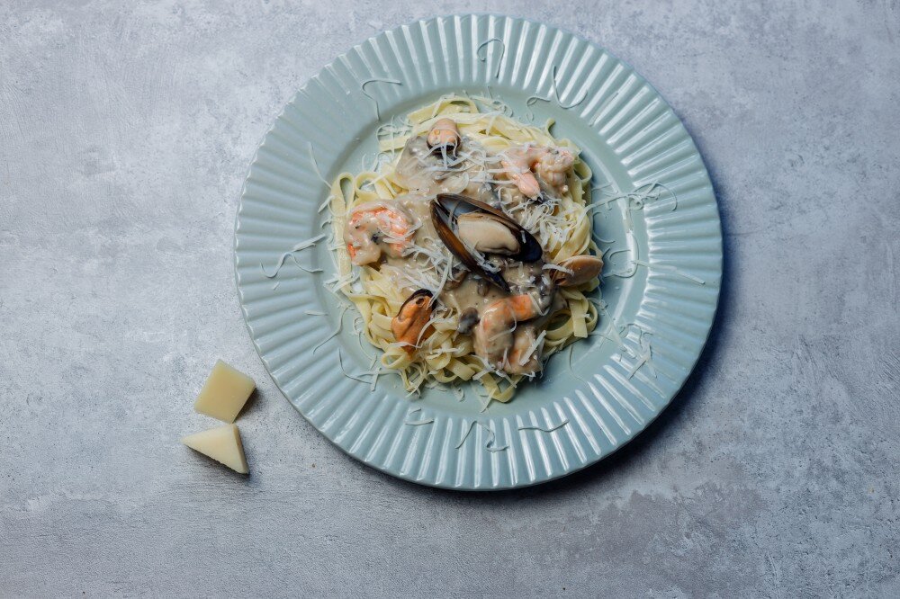 Сырная паста с креветками и грибами