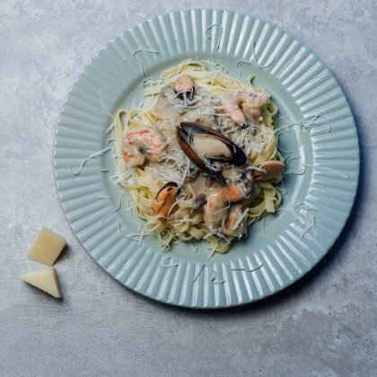 Сырная паста с креветками и грибами