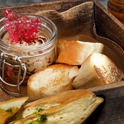 Паштет из куриной печени с вишней и брускеттой