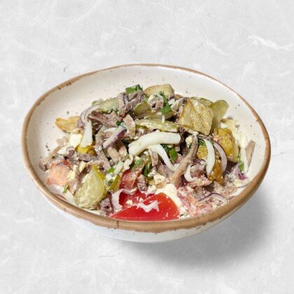 Салат с языком, гренками и свежими овощами