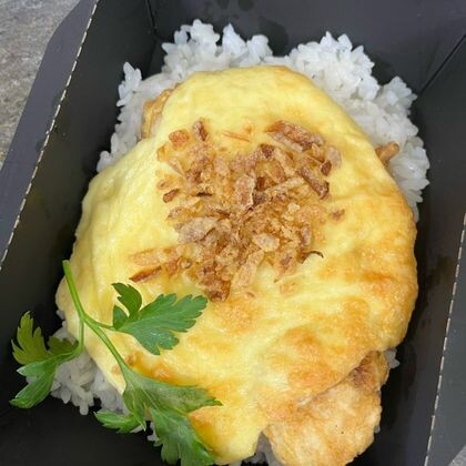 Треска под сырной шапочкой с луком фри с рисом