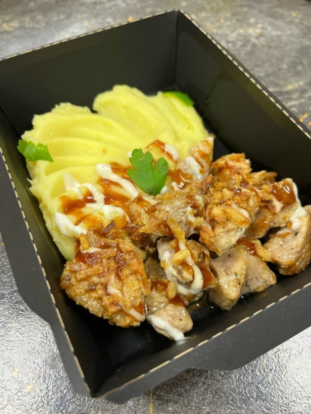 Жареная свинина с соусом барбекю с пюре