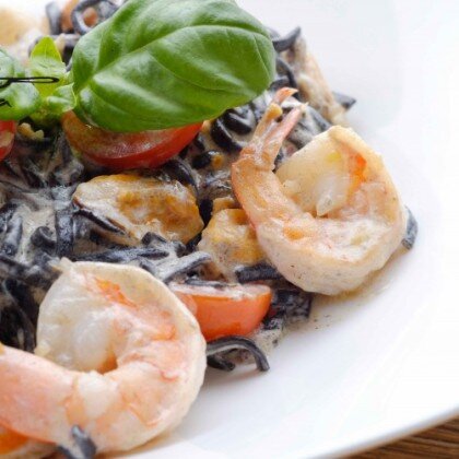 Нери с лососем и  тигровыми креветками