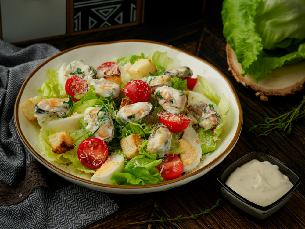 Салат с мидиями и помидорами - рецепты с фото