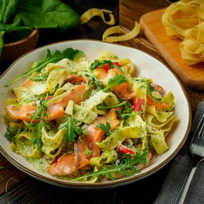 Паста в сливочном соусе  со шпинатом, копчёной сёмгой и пармезаном