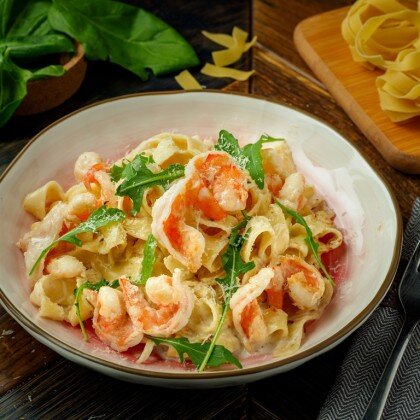Паста в сливочном соусе  с тигровыми креветками и пармезаном
