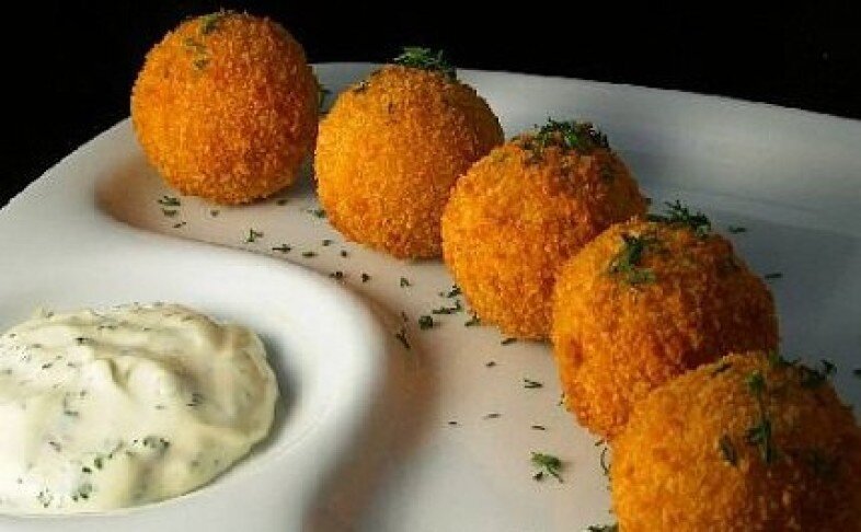 Сырные шарики со сливочно-чесночным соусом