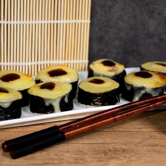 Запечённый ролл под моцареллой с угрем