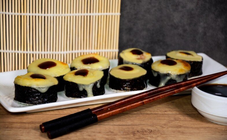 Запечённый ролл под моцареллой с креветкой