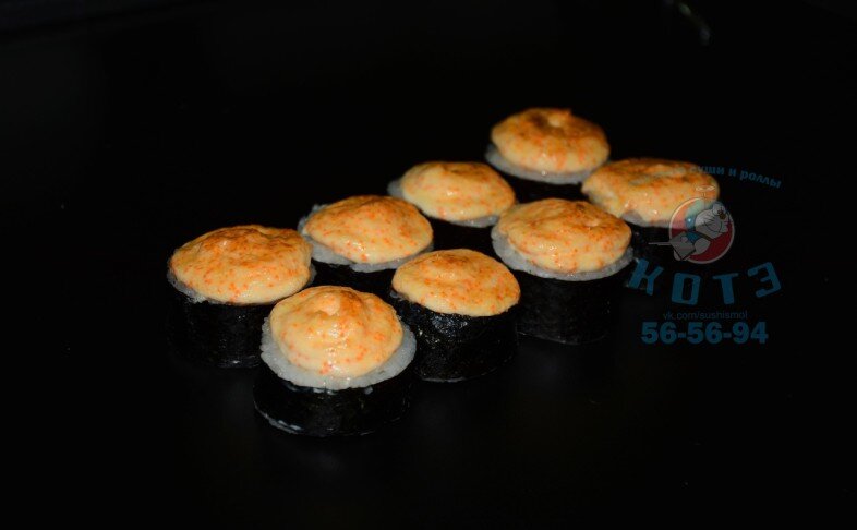 Запечённый ролл под соусом кунцей с креветкой