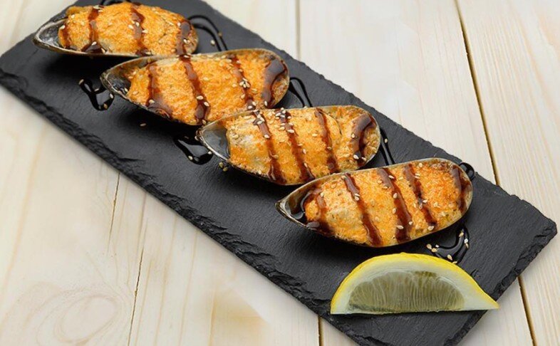 Мидии запеченные под спайси соусом