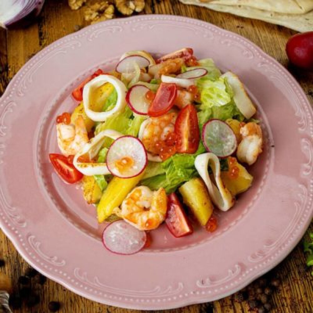 Тёплый салат с морепродуктами и соусом цитронет