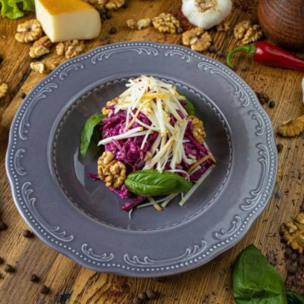 Свекольный салат с говядиной и копчёным сыром сулугуни