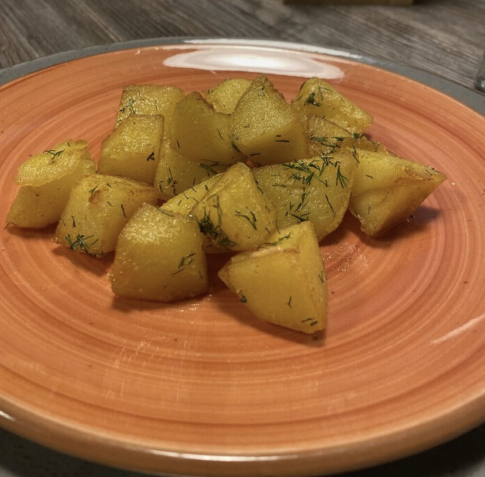 Золотистый картофель с чесноком и зеленью