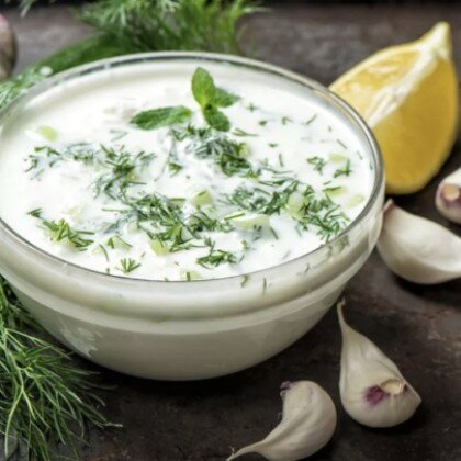 Сметанный соус с чесноком и грузинскими приправами