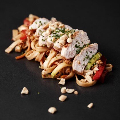 Пшеничная лапша пад-тай с куриным филе